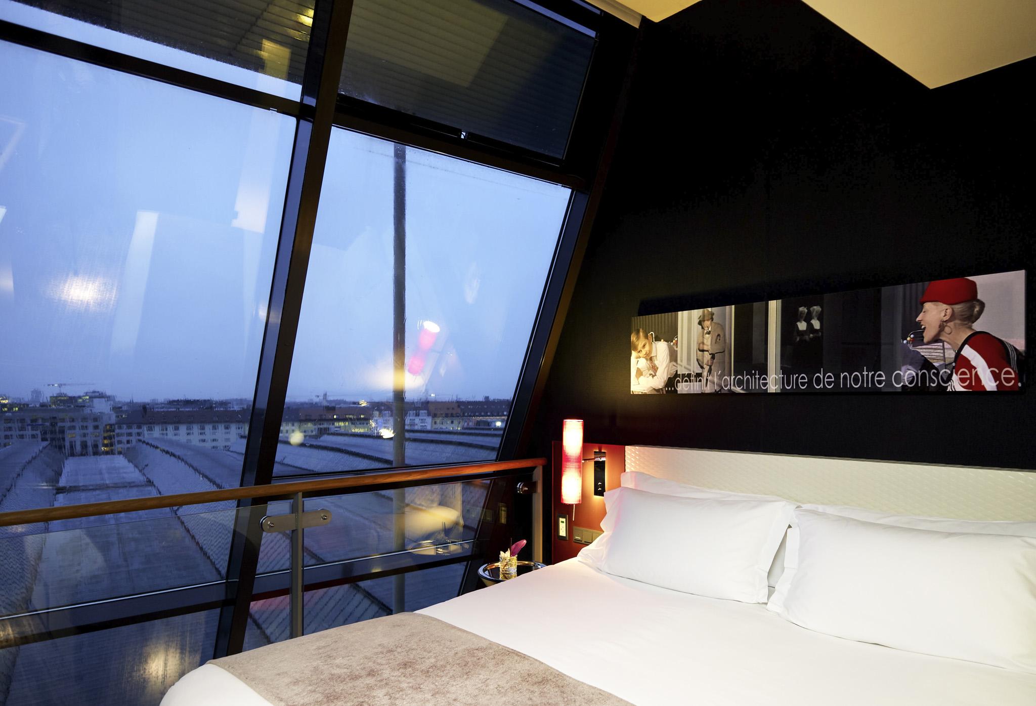 Sofitel Munich Bayerpost Hotel Exterior photo A room at the airport hotel