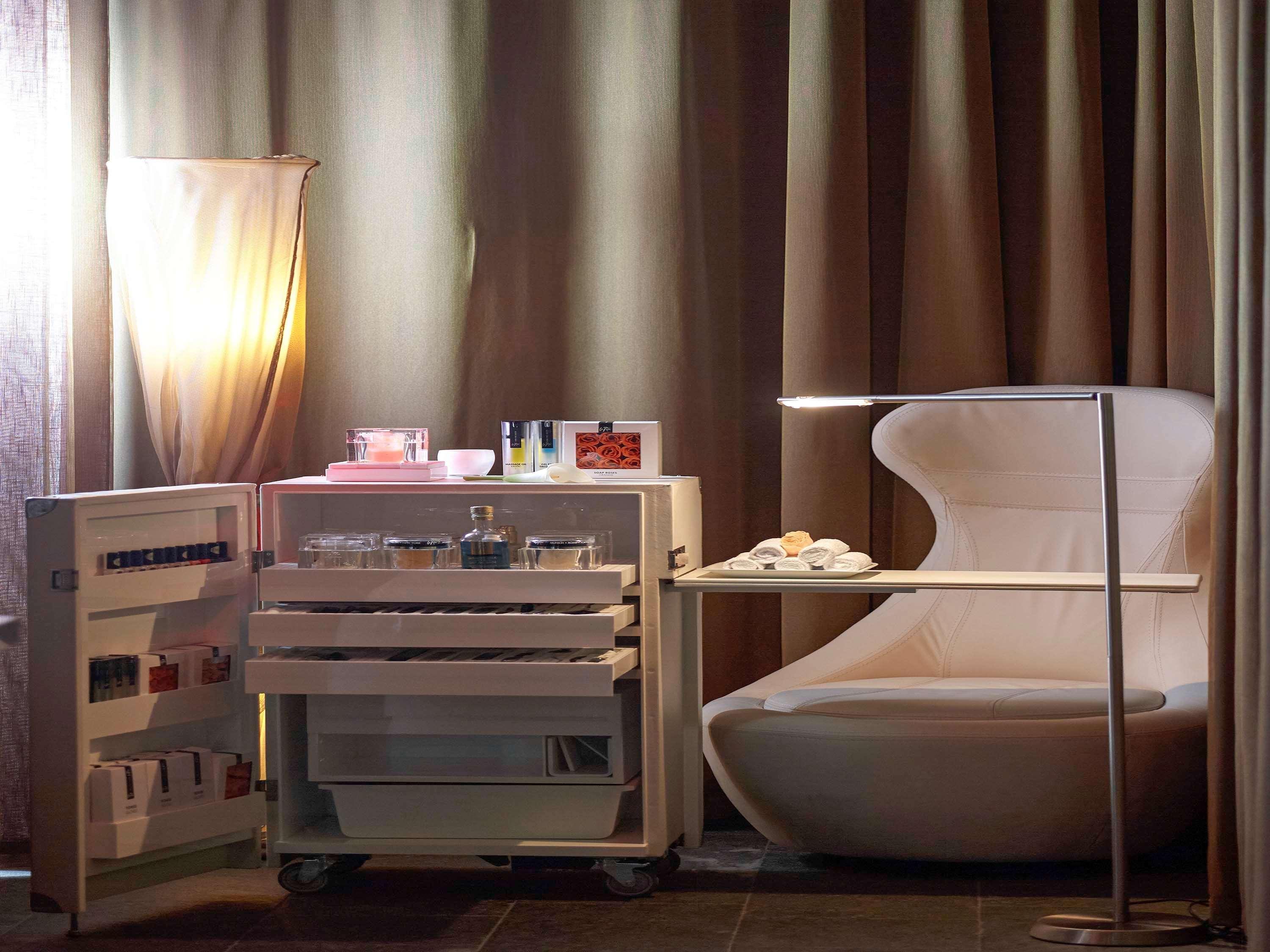 Sofitel Munich Bayerpost Hotel Exterior photo A typical treatment room