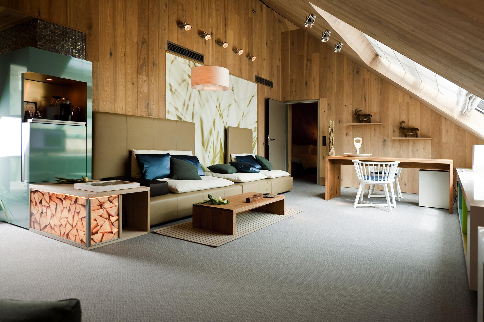 Sofitel Munich Bayerpost Hotel Exterior photo A room with a vinyl floor
