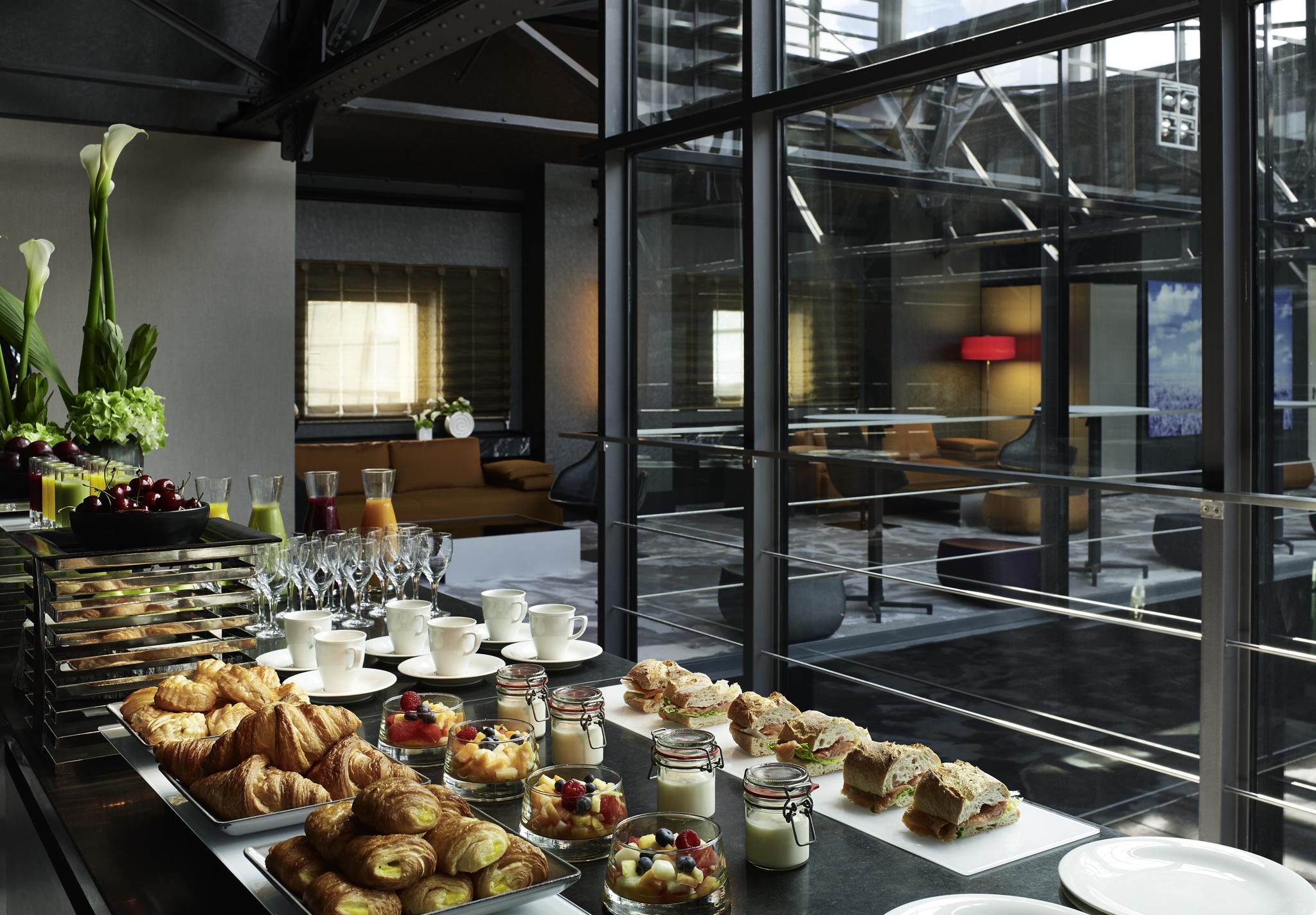 Sofitel Munich Bayerpost Hotel Exterior photo The lounge at the airport